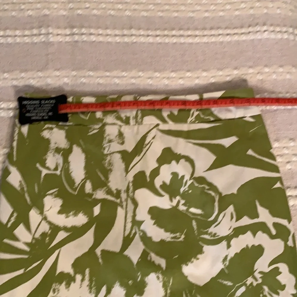 Size 2 Skirt with 2 small front Pockets Zips in back Kick pleat in back - Picture 10 of 12